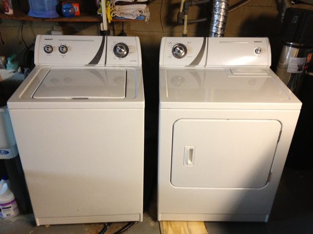 a picture of an old wash and dryer 